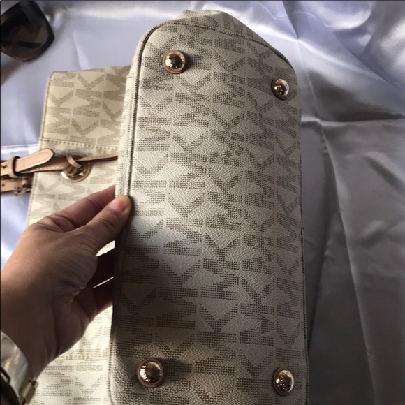 Authentic Michael Kors purse. - Picture 4 of 8